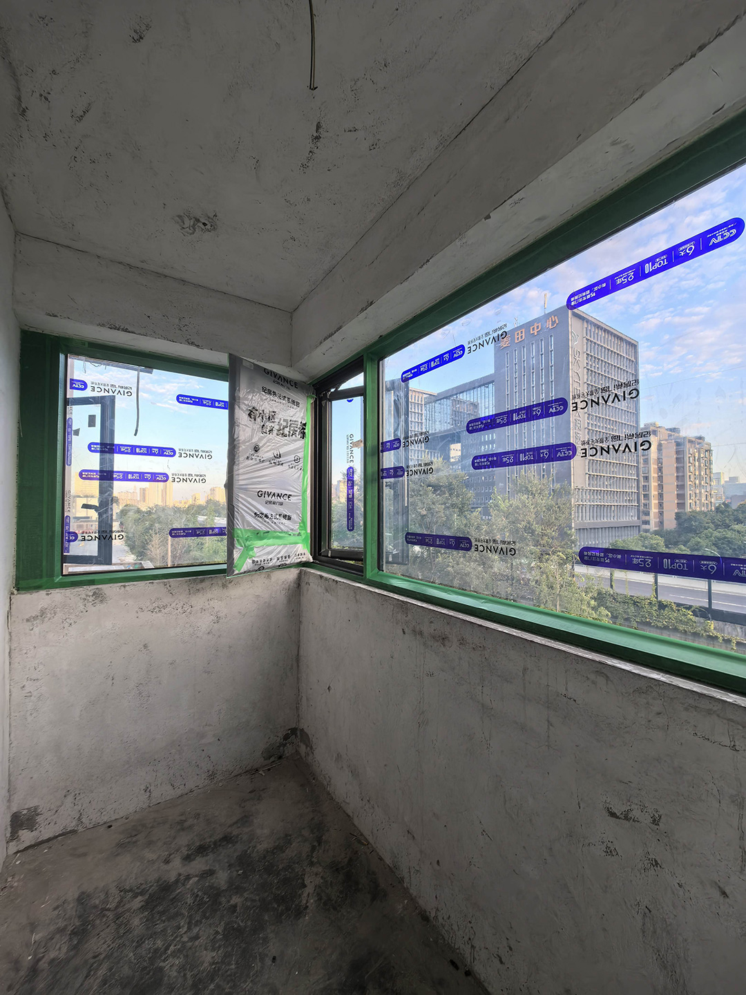 纪房希阳台封窗.jpg